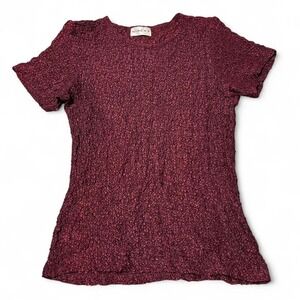 Burgundy popcorn top with short sleeves